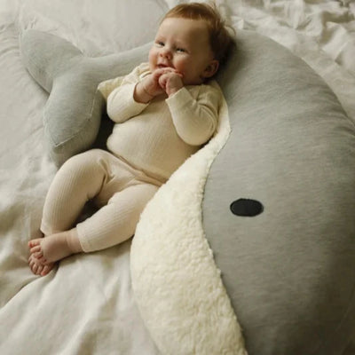 Feeding pillow Momo whale light grey