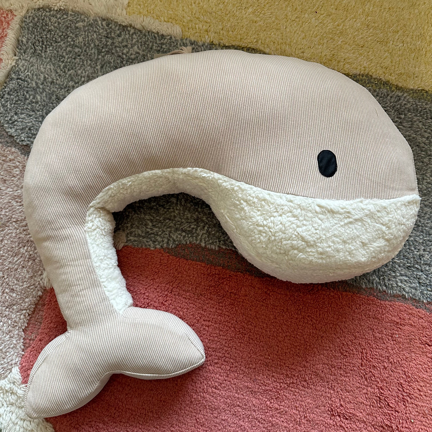 Feeding pillow Momo whale sand