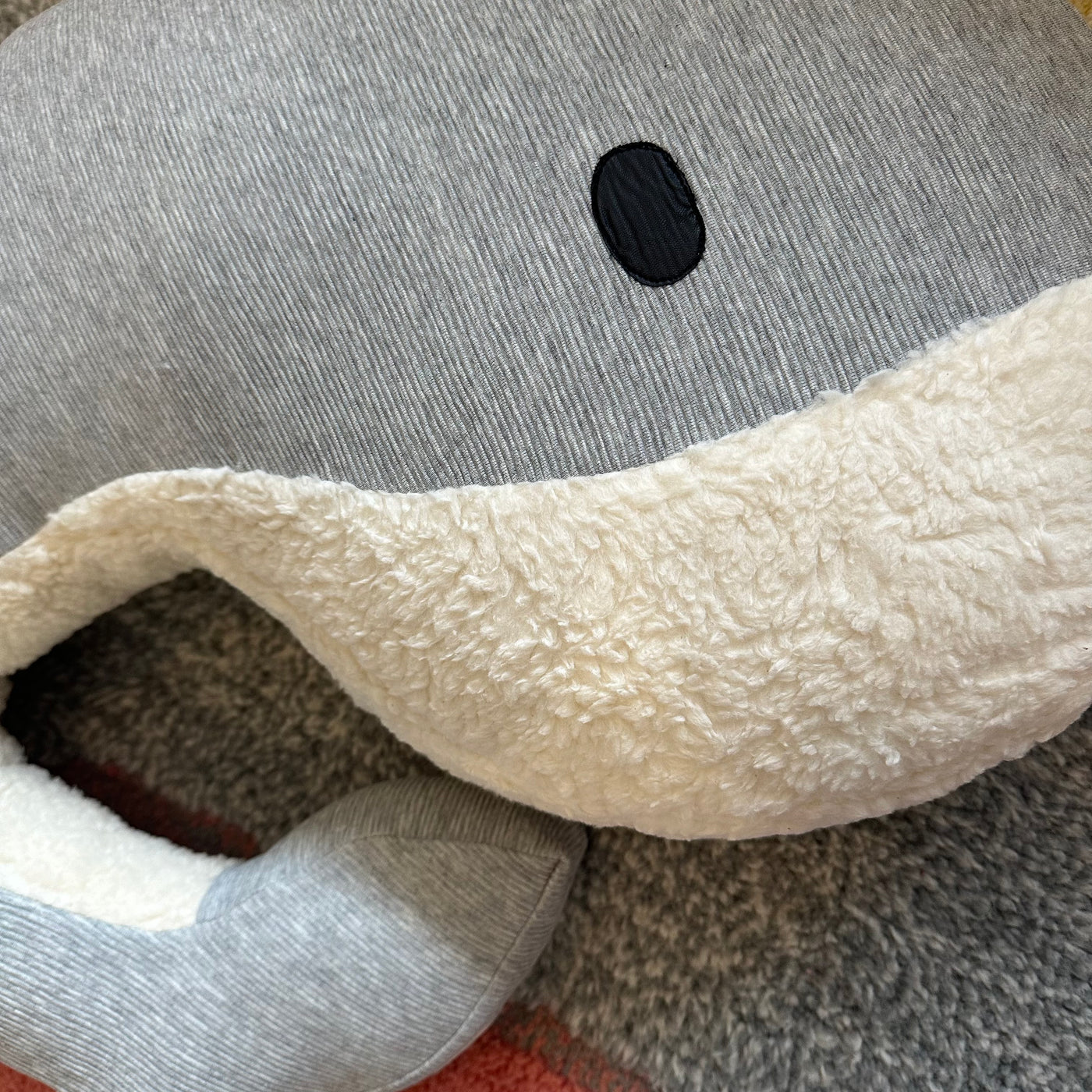 Feeding pillow Momo whale light grey