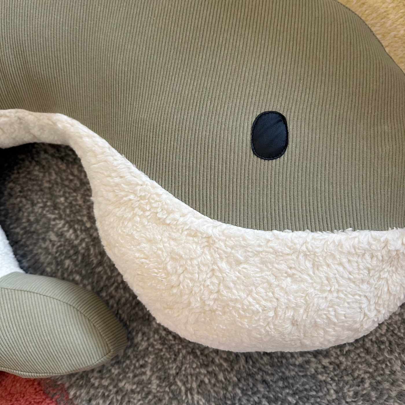 Feeding pillow Momo whale eucalyptus