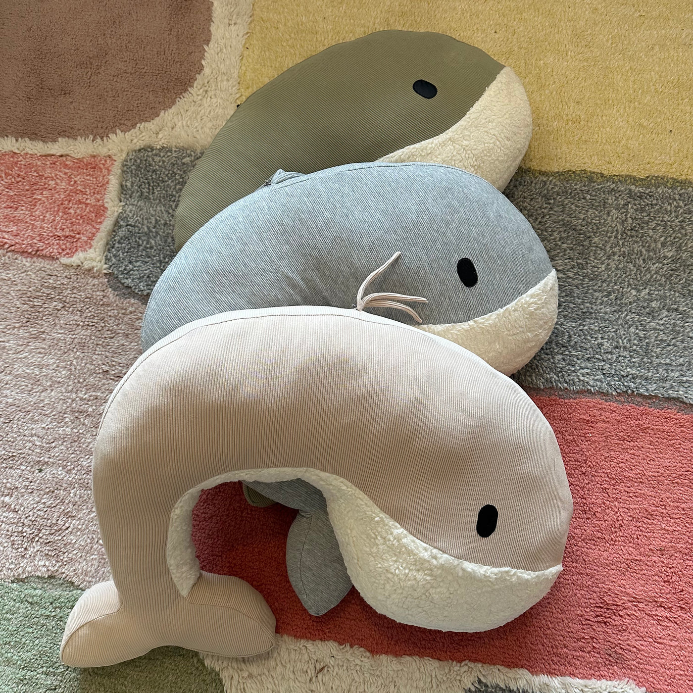 Feeding pillow Momo whale light grey