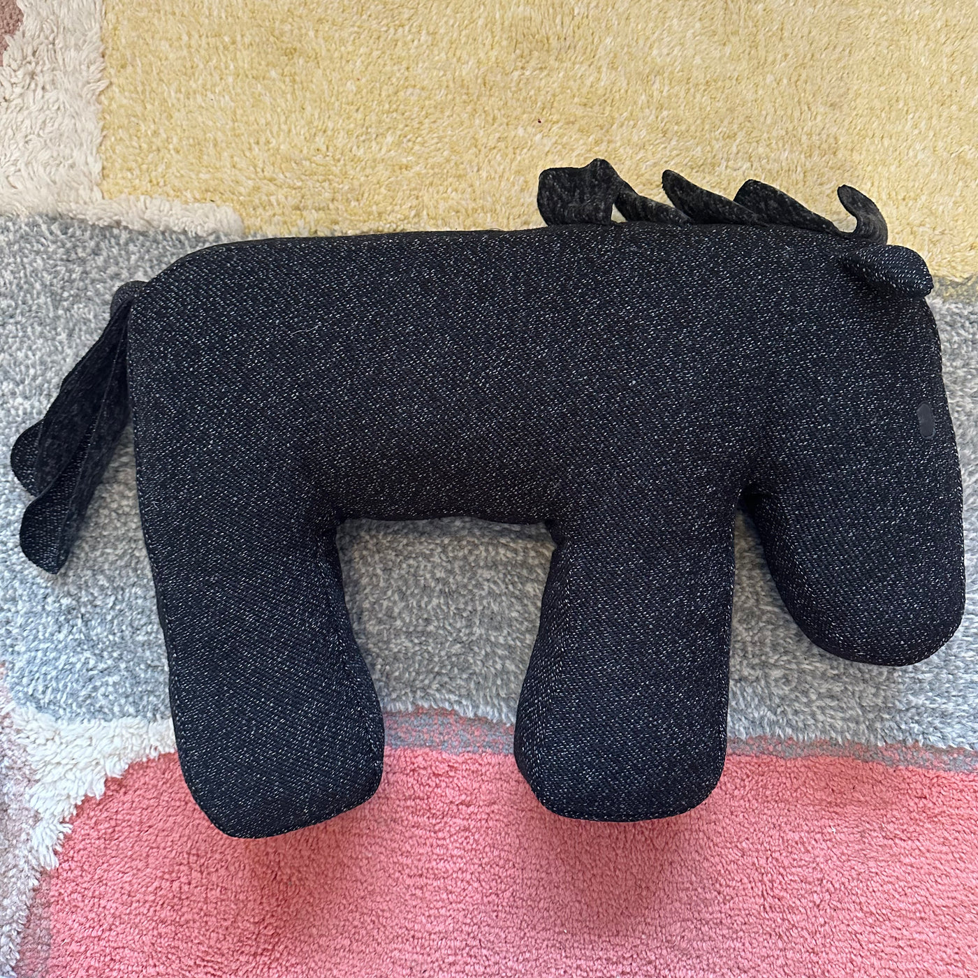 Feeding pillow Mel horse black